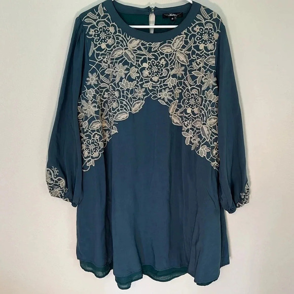 Andree by Unit tunic women size 2x green with embroidery in a cream color - Picture 1 of 10